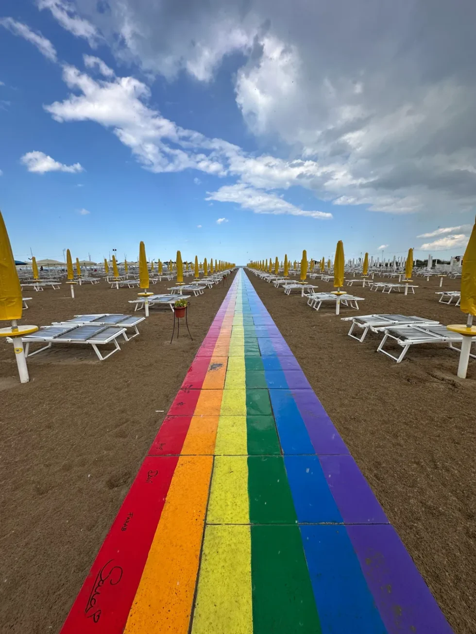 Video La Community 27: verniciatura passerella arcobaleno 2025