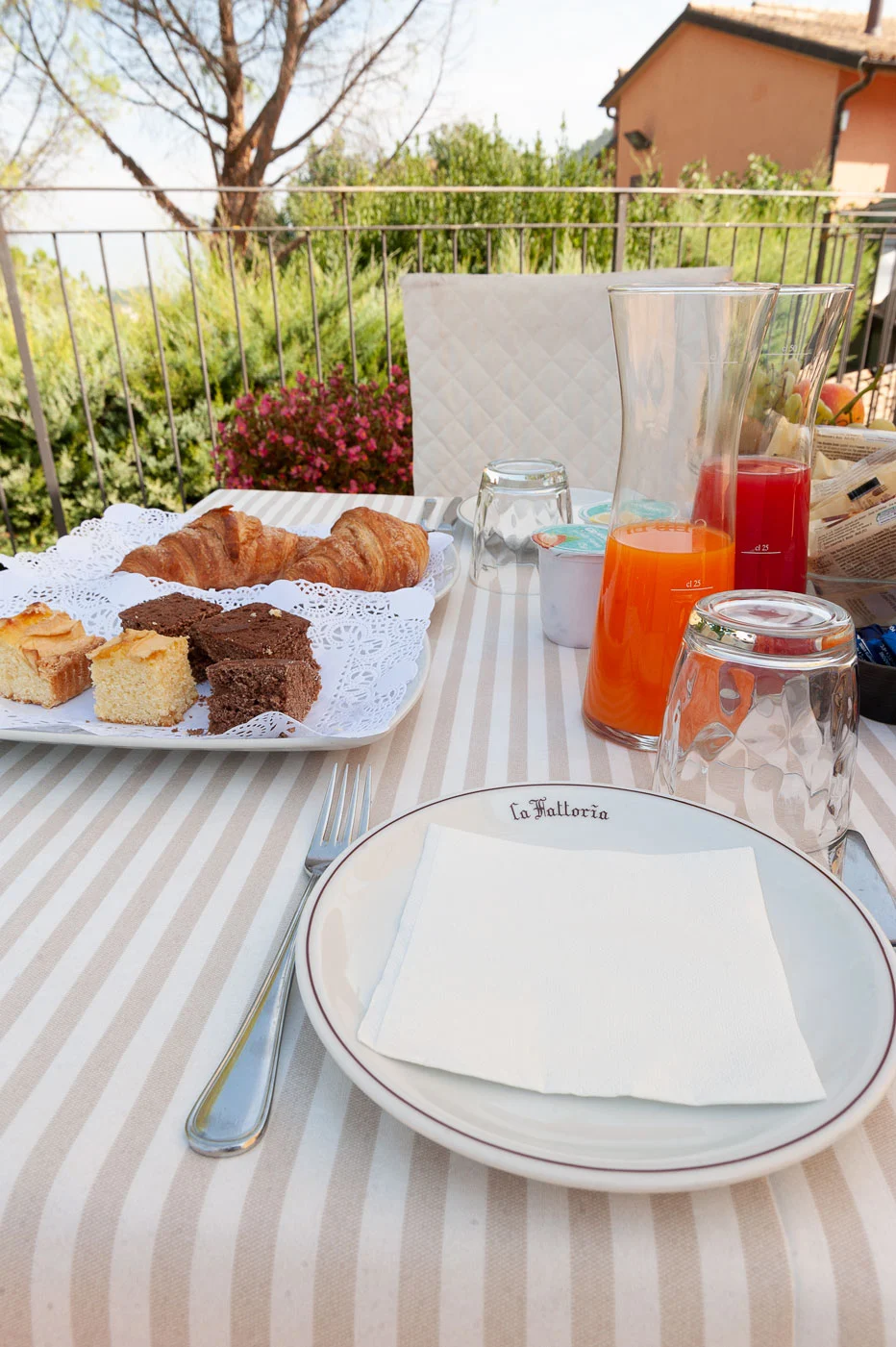 La Fattoria Spoleto: colazione in piscina - Ristorante - Pizzeria - Albergo