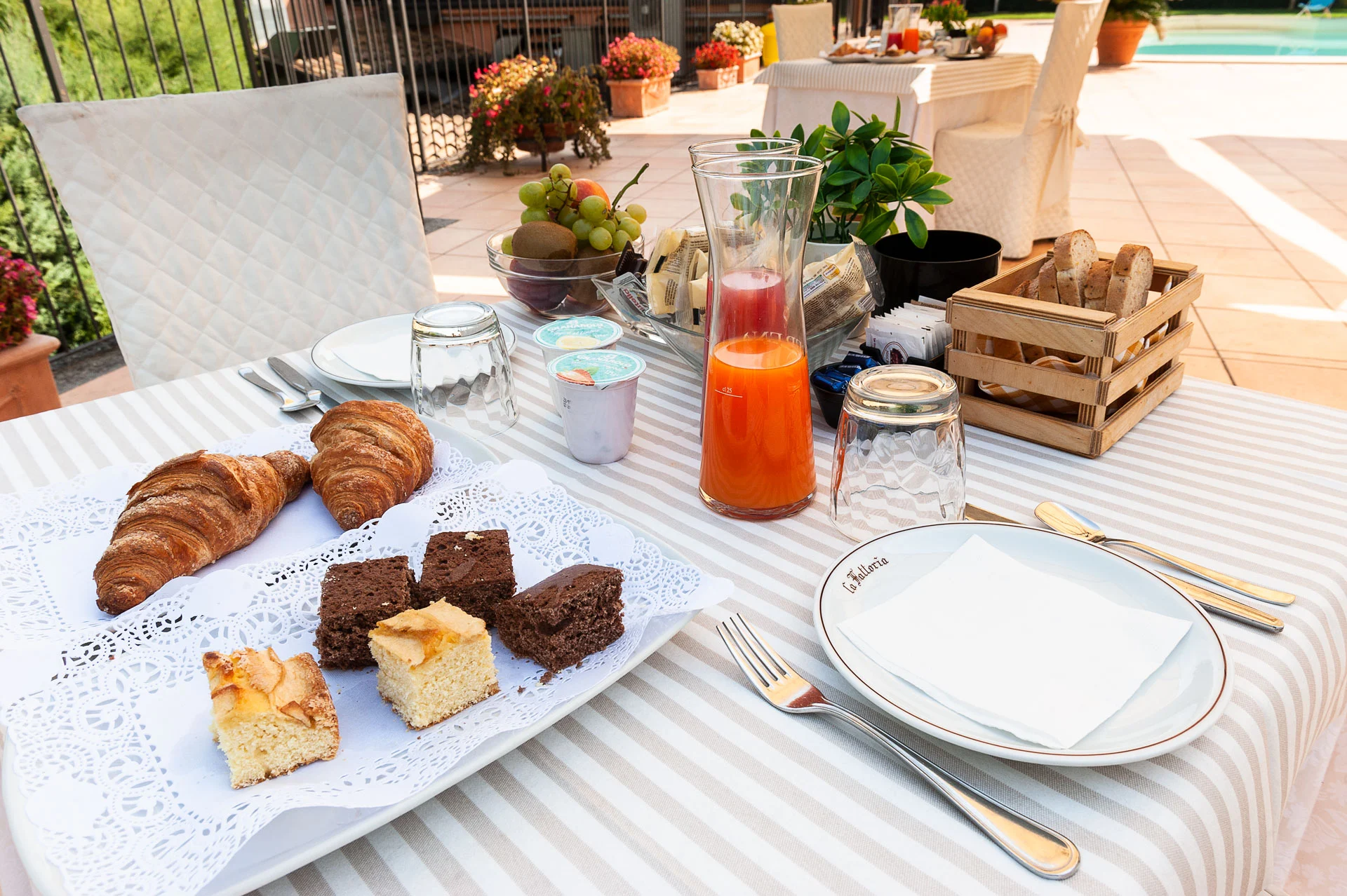 La Fattoria Spoleto: colazione in piscina - Ristorante - Pizzeria - Albergo