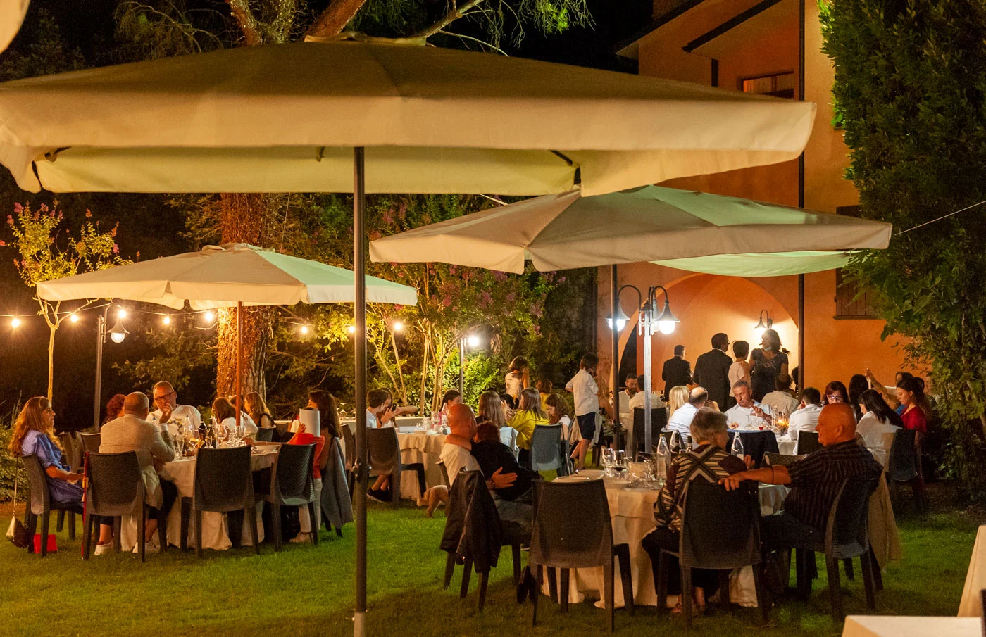 La Fattoria Spoleto: giardino esterno notturna - Ristorante - Pizzeria - Albergo