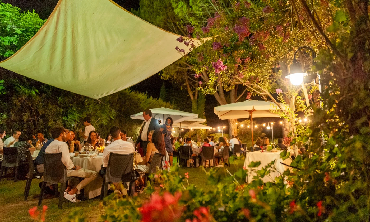 La Fattoria Spoleto: giardino esterno notturna - Ristorante - Pizzeria - Albergo