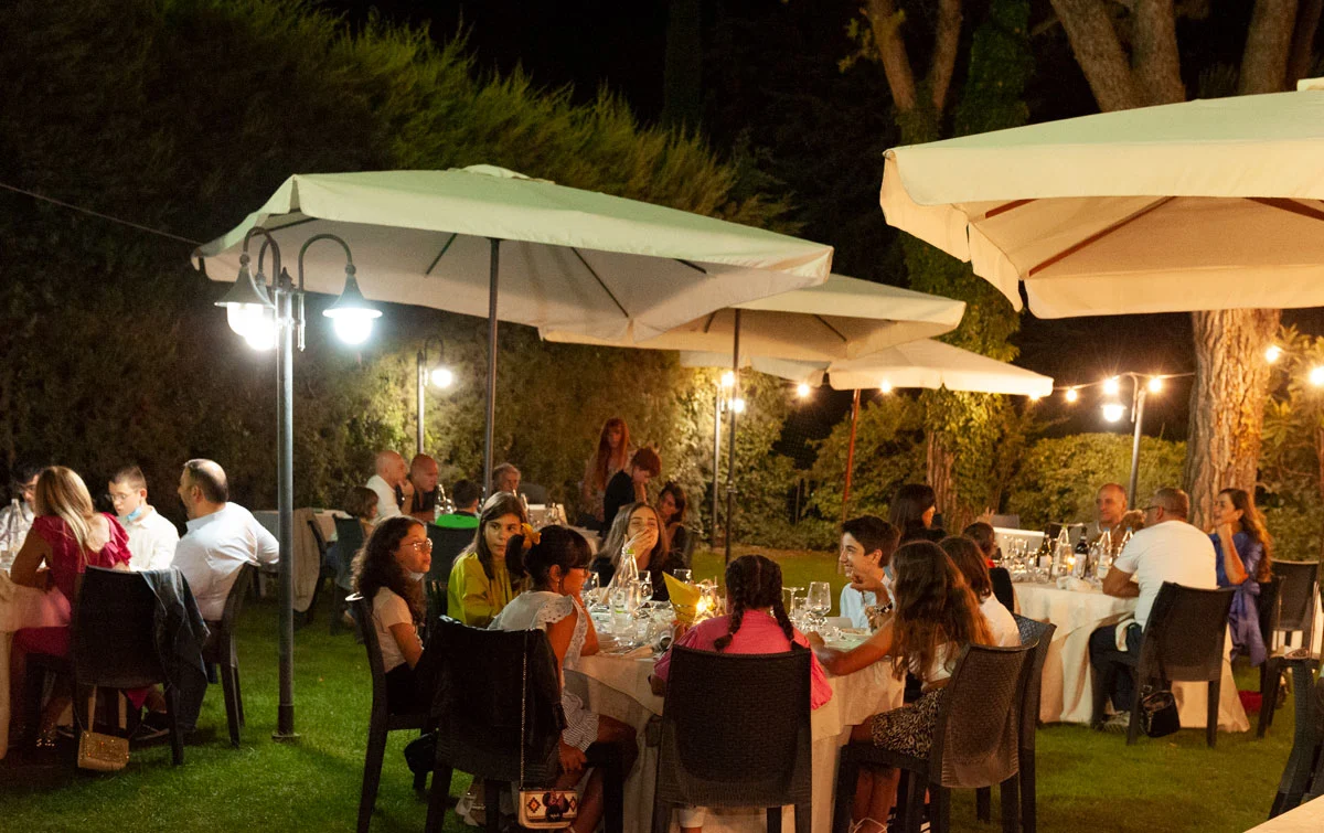 La Fattoria Spoleto: giardino esterno notturna - Ristorante - Pizzeria - Albergo