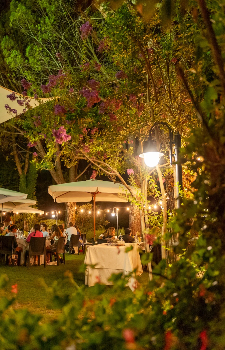 La Fattoria Spoleto: giardino esterno notturna - Ristorante - Pizzeria - Albergo