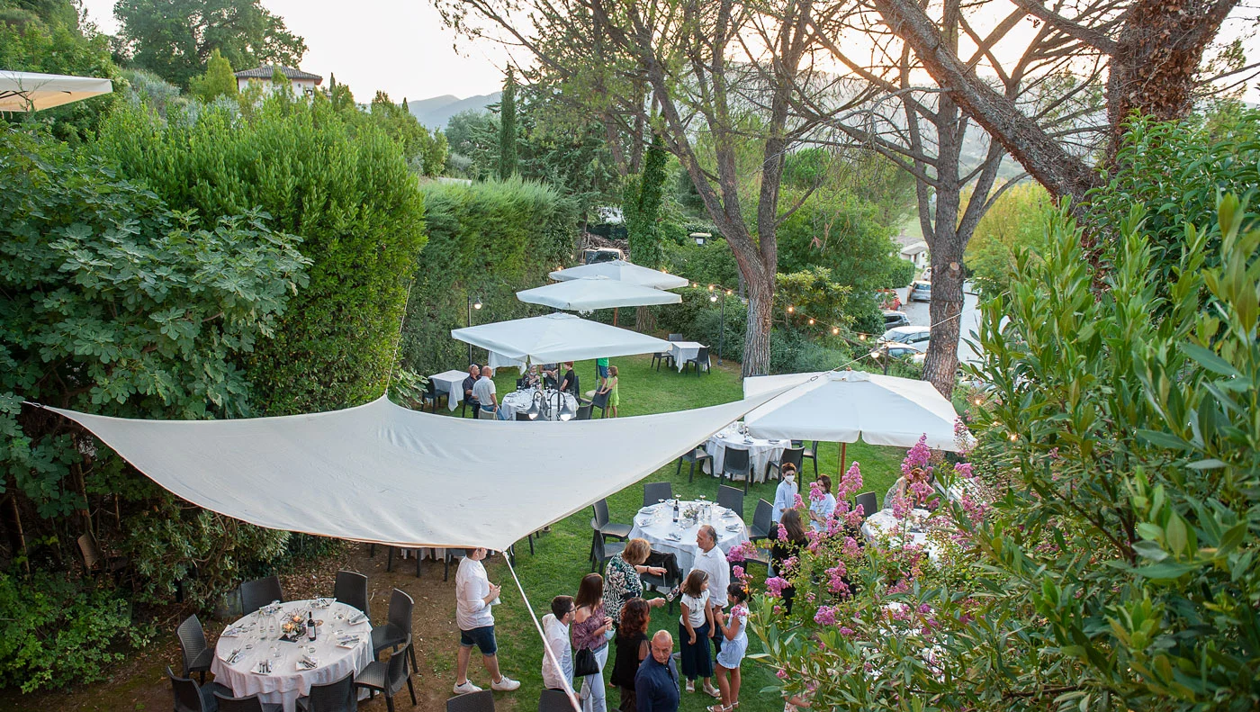 La Fattoria Spoleto: giardino in pomeriggio - Ristorante - Pizzeria - Albergo