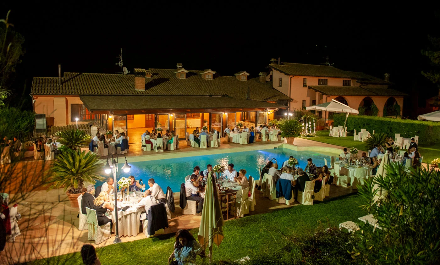 La Fattoria Spoleto: piscina notturna - Ristorante - Pizzeria - Albergo
