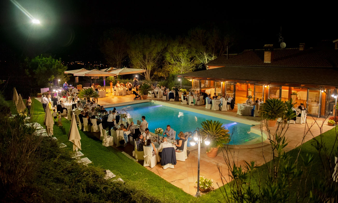La Fattoria Spoleto: piscina notturna - Ristorante - Pizzeria - Albergo