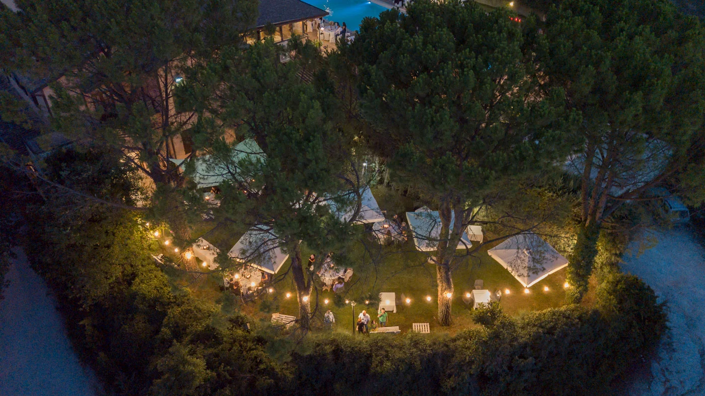 La Fattoria Spoleto: vista notturna su giardino - Ristorante - Pizzeria - Albergo
