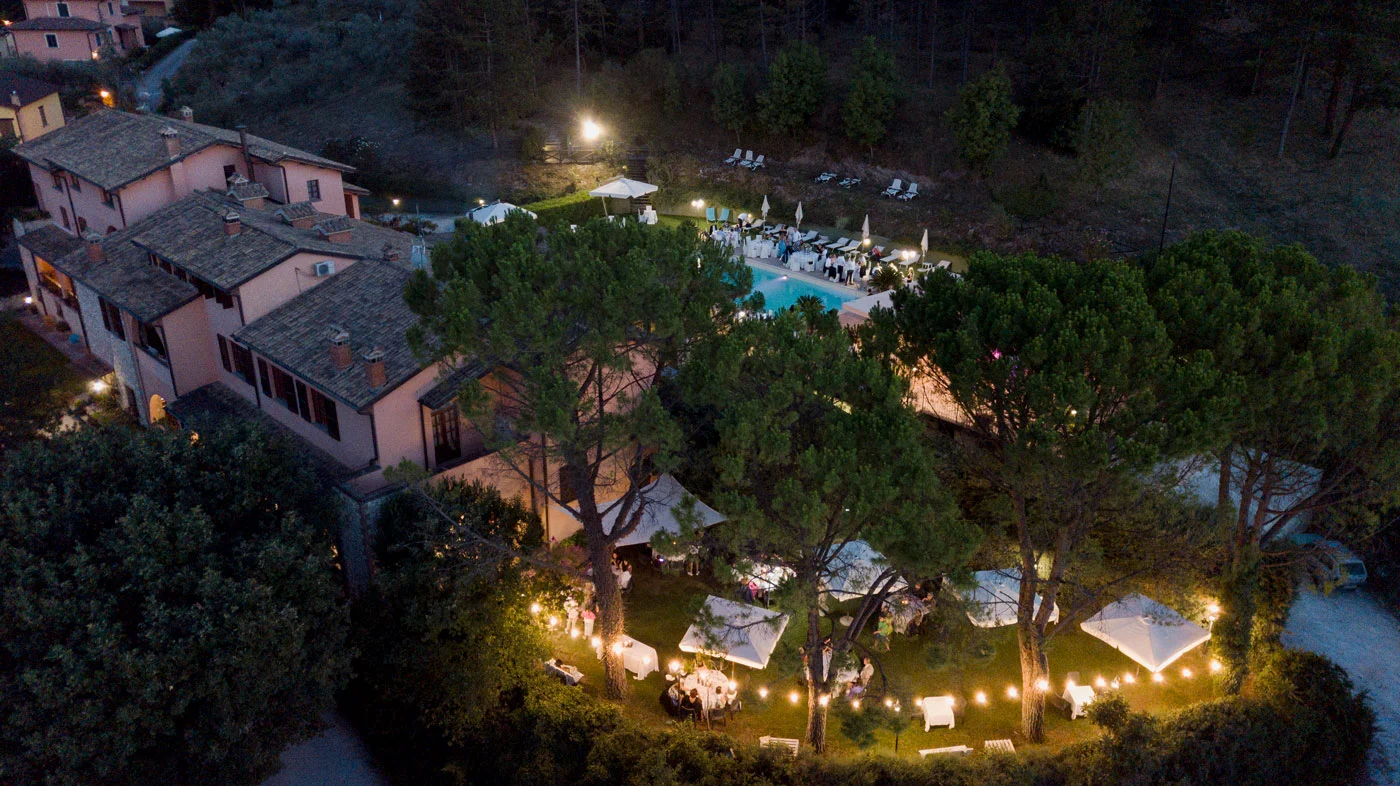 La Fattoria Spoleto: vista notturna su giardino - Ristorante - Pizzeria - Albergo