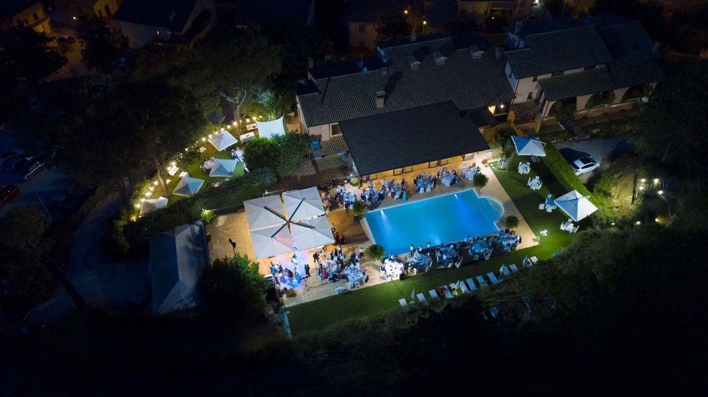 La Fattoria Spoleto: vista notturna su giardino - Ristorante - Pizzeria - Albergo
