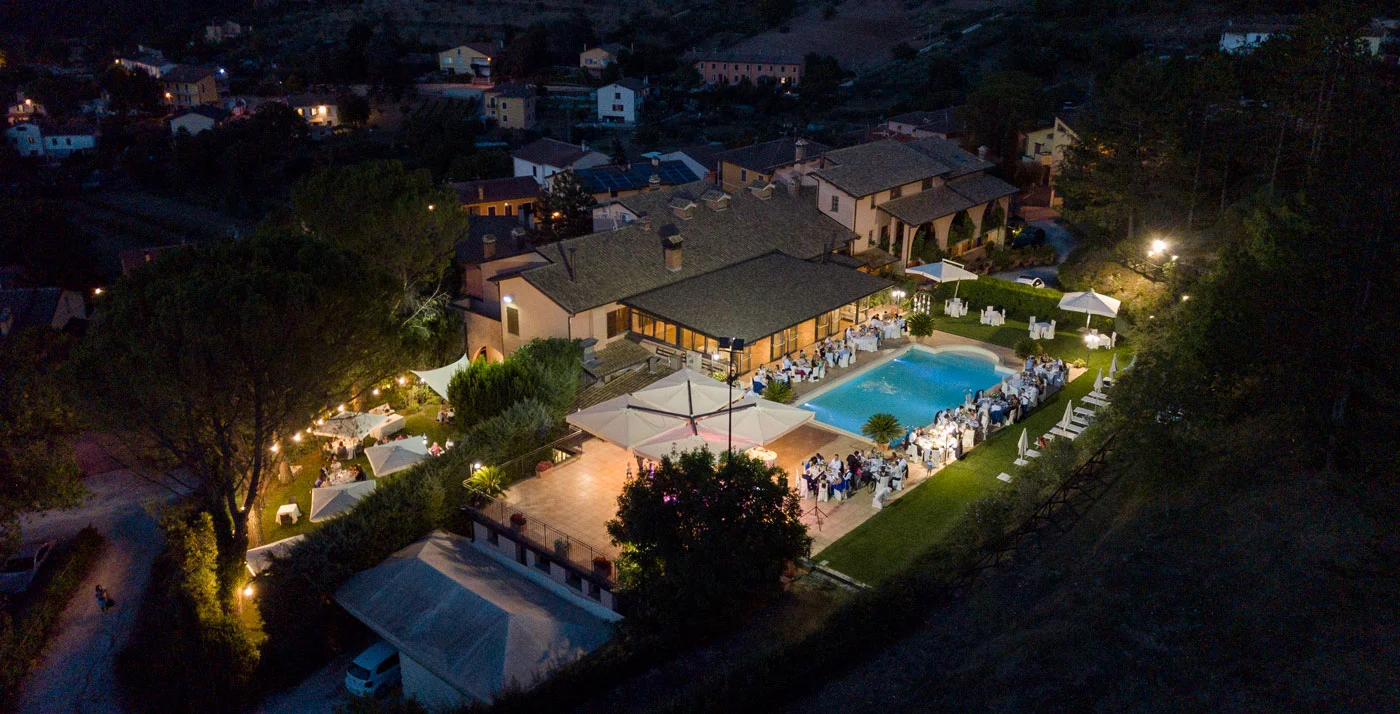 La Fattoria Spoleto: vista notturna su giardino - Ristorante - Pizzeria - Albergo