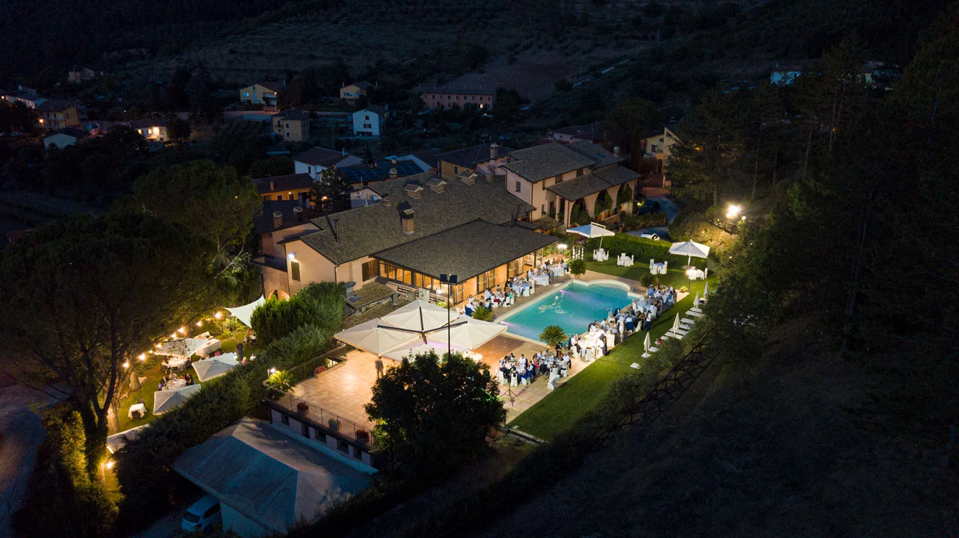 La Fattoria Spoleto: vista notturna su giardino - Ristorante - Pizzeria - Albergo