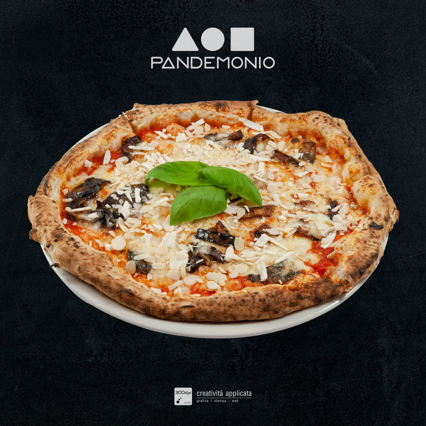 Pizza margherita e melanzane Pandemonio – 300dpi STUDIO Spoleto-Rimini