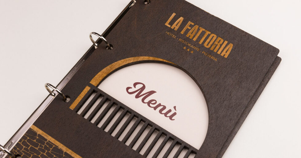 Porta menù in legno personalizzati su misura La Fattoria - 300dpi STUDIO