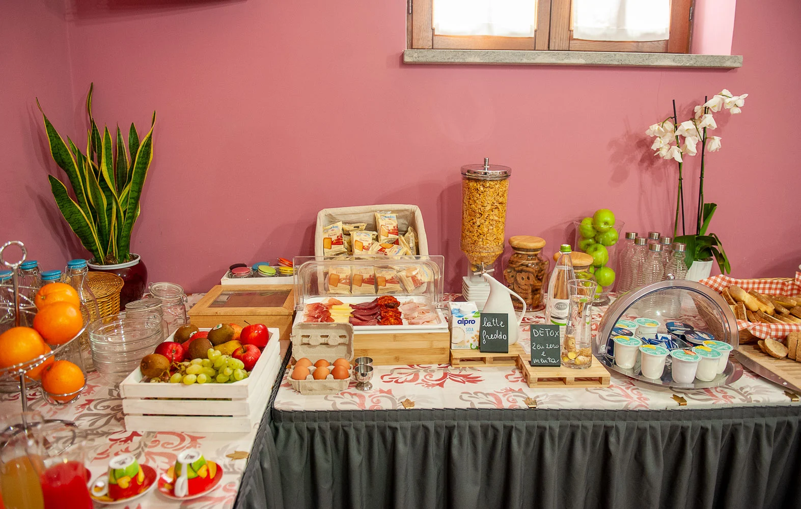 La Fattoria Spoleto: sala colazione prodotti - Ristorante - Pizzeria - Albergo
