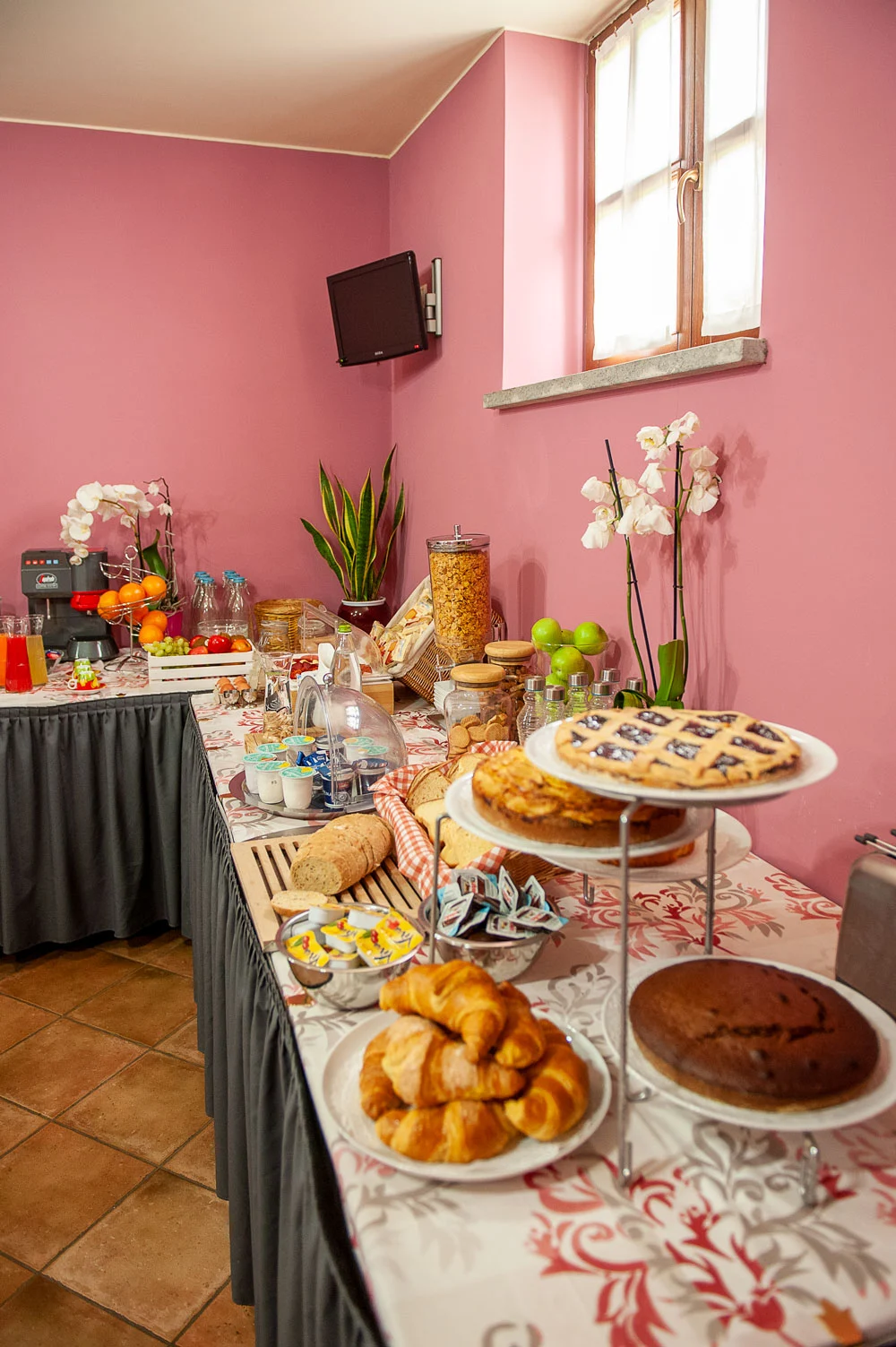 La Fattoria Spoleto: sala colazione prodotti - Ristorante - Pizzeria - Albergo