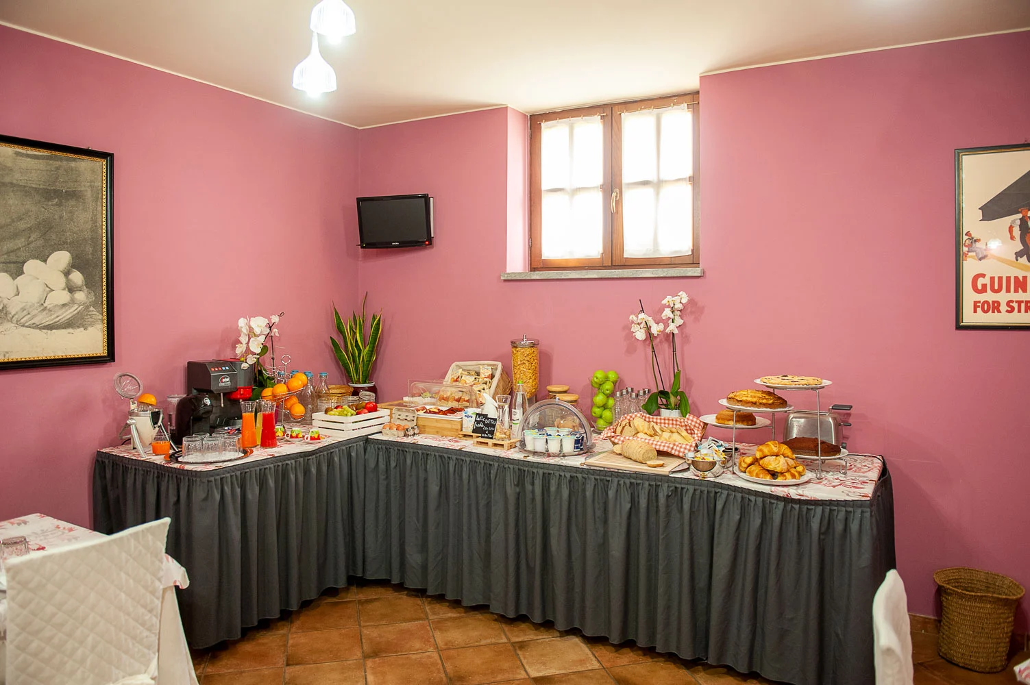 La Fattoria Spoleto: sala colazione prodotti - Ristorante - Pizzeria - Albergo