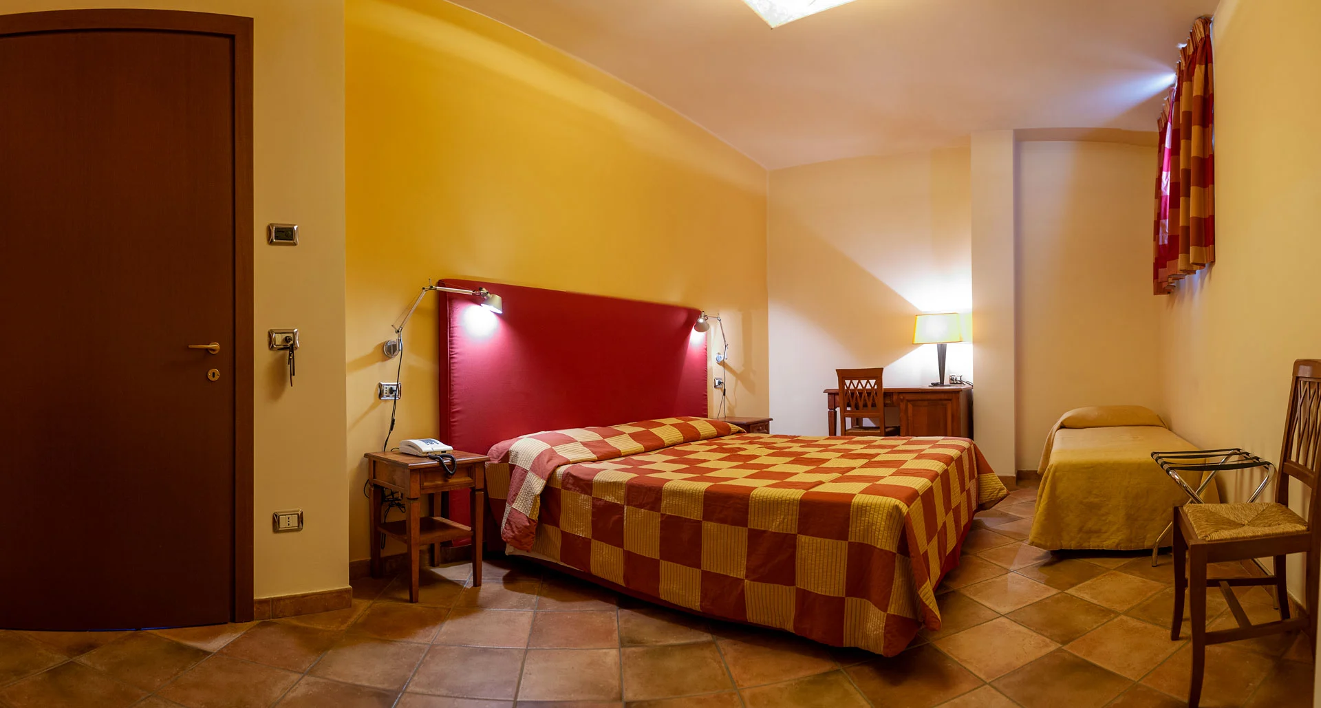 La Fattoria Spoleto: stanza matrimoniale - Ristorante - Pizzeria - Albergo