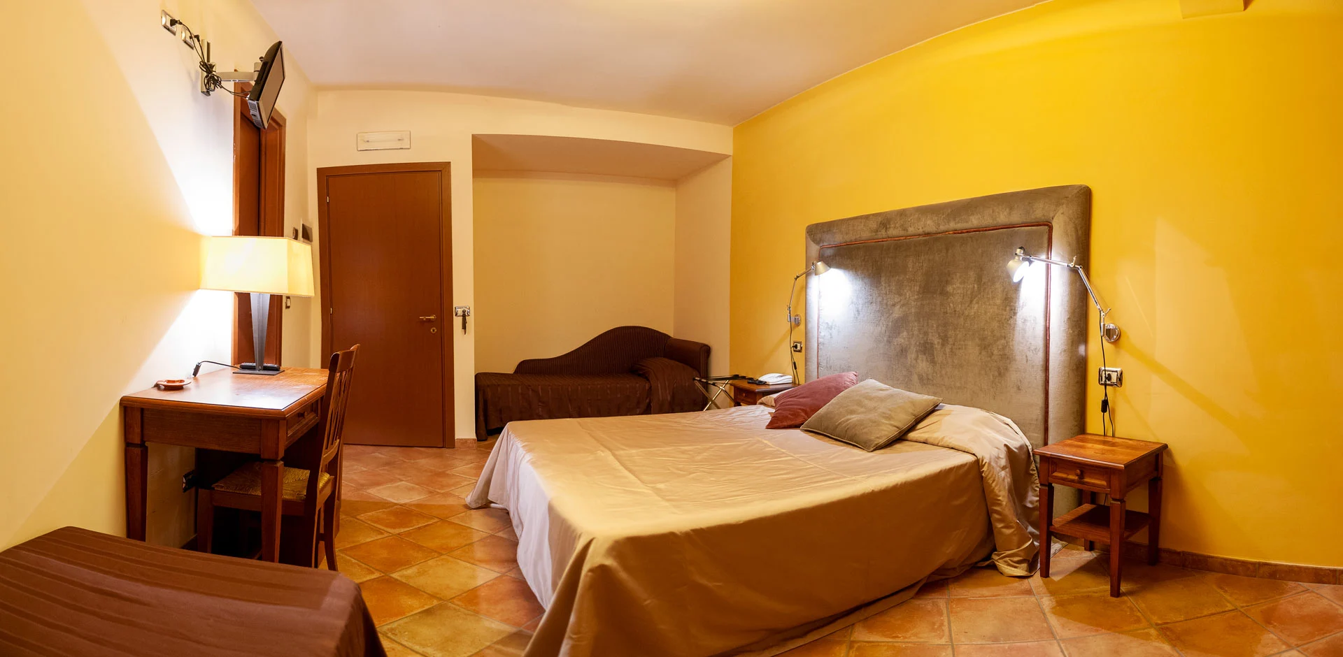 La Fattoria Spoleto: stanza matrimoniale - Ristorante - Pizzeria - Albergo