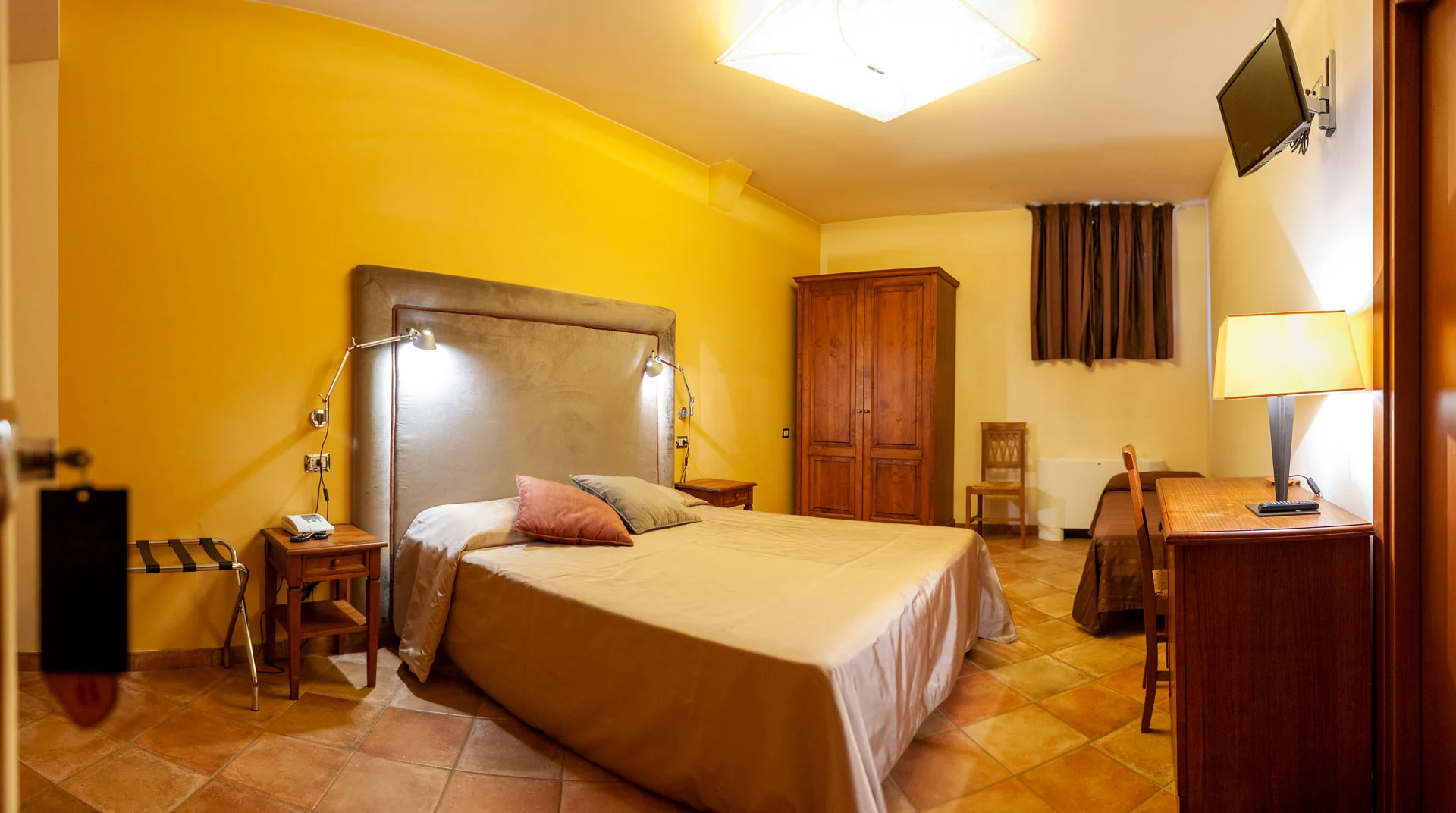 La Fattoria Spoleto: stanza matrimoniale - Ristorante - Pizzeria - Albergo