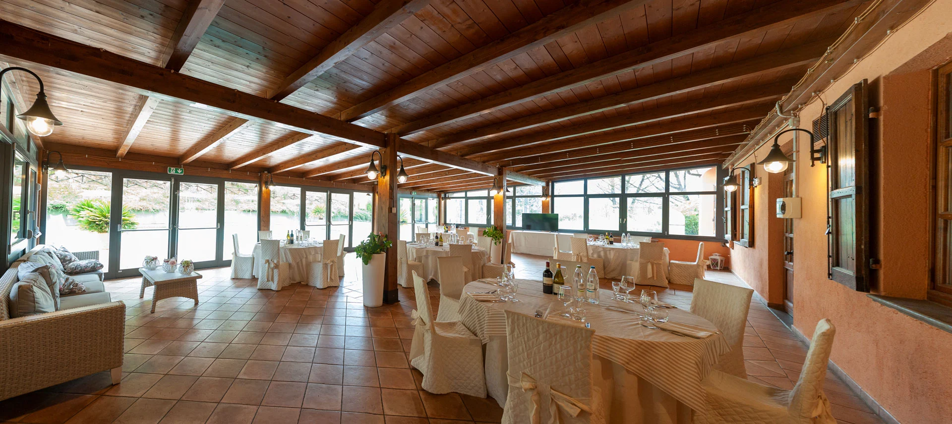 La Fattoria Spoleto: veranda su piscina - Ristorante - Pizzeria - Albergo