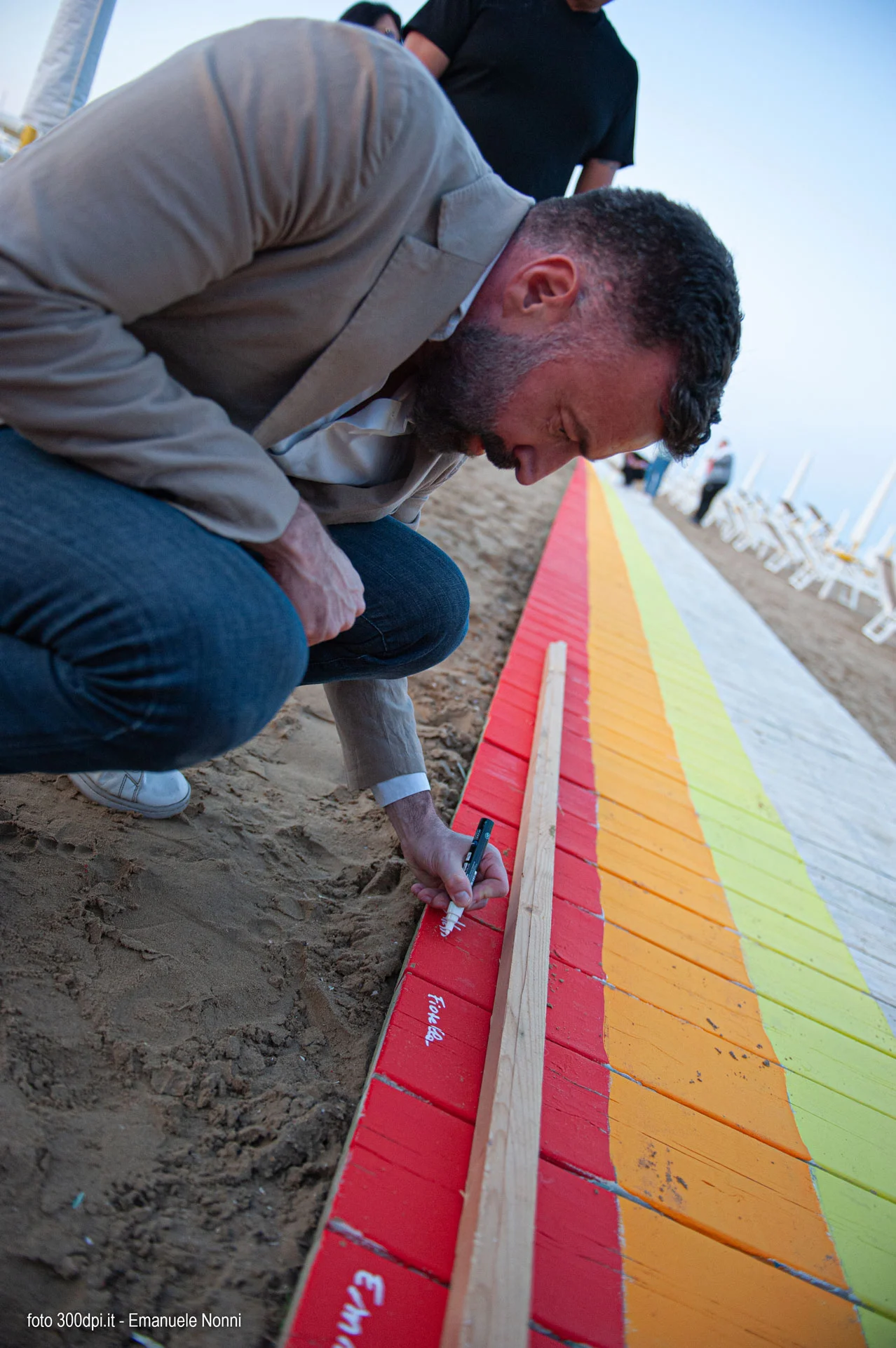 verniciatura passerella arcobaleno la community 27 alessandro zan foto 300dpi studio emanuele nonni 2023